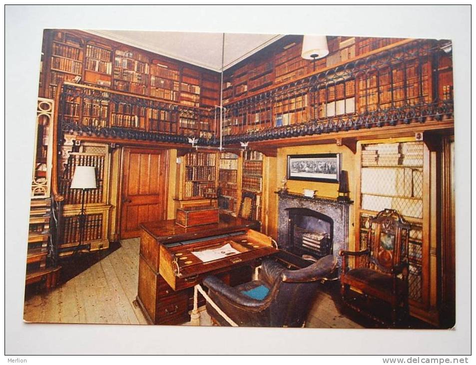 Abbotsford - Scotland - Sir Walter Scott's Study - Library  CPM  - VF    D45986 - Perthshire