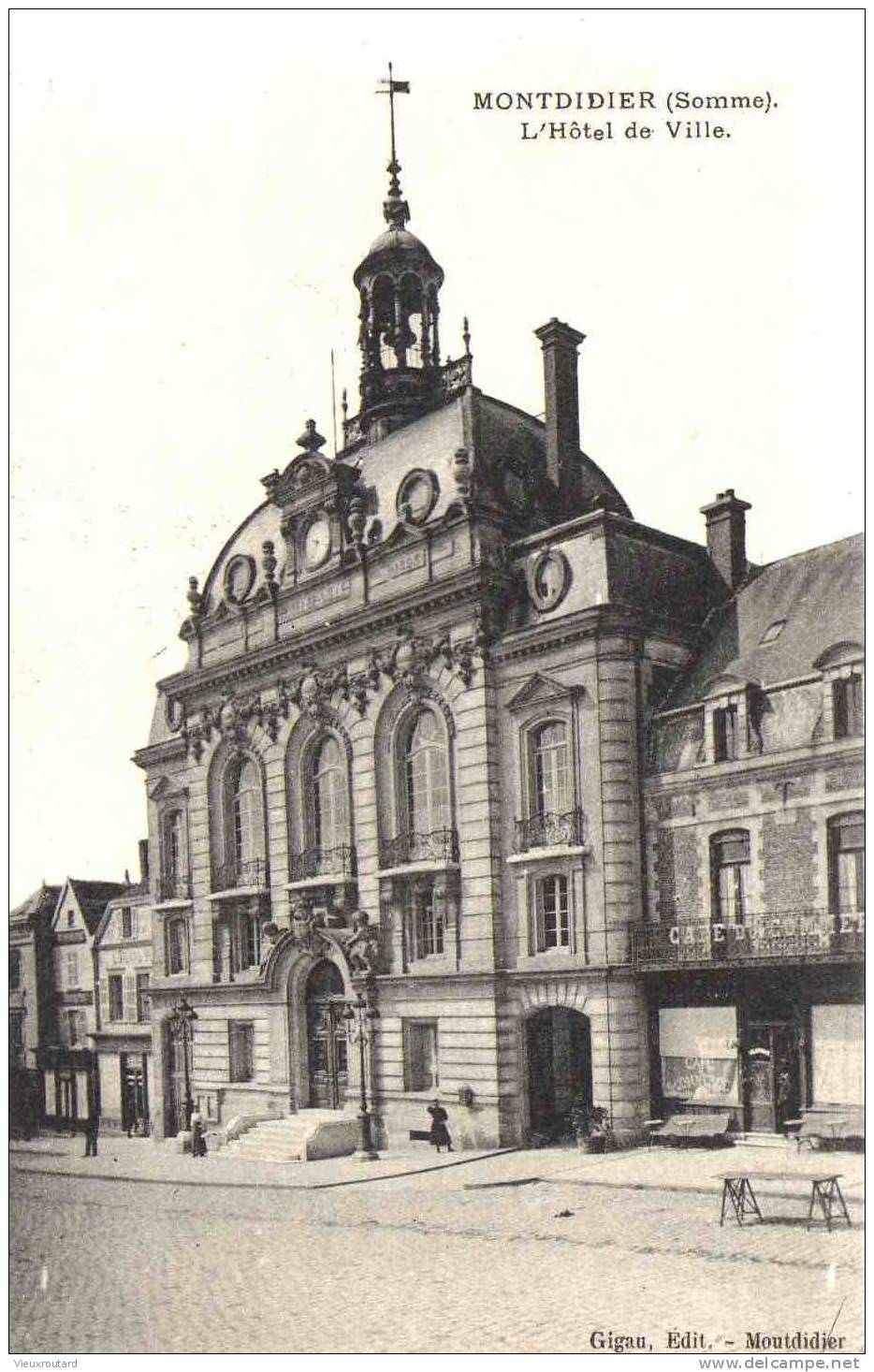 CPA. ANIMEE.  MONTDIDIER. L'HOTEL DE VILLE. ECRITE PAR UN MILITAIRE. - Montdidier