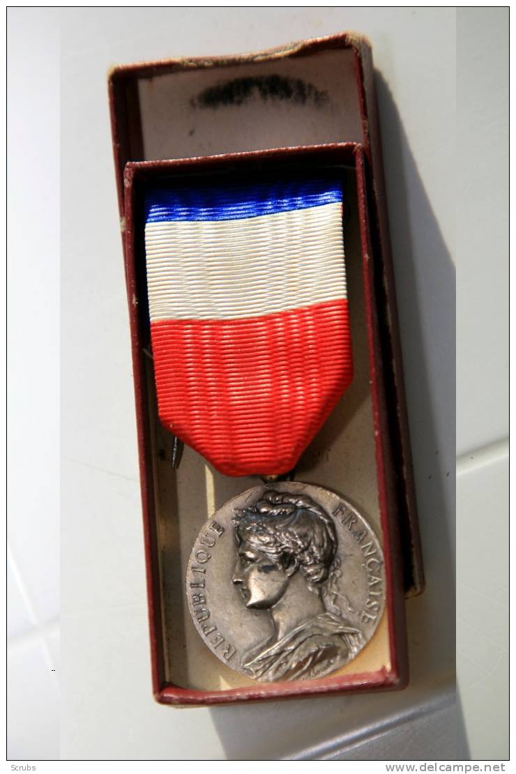 Médaille Du Travail 1961 + Boite - Francia