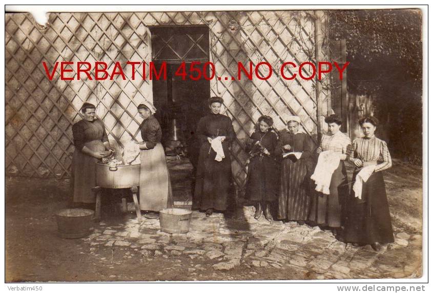 CARTE PHOTO ..UN GROUPE DE FEMMES AUX TACHES MENAGERES..VAISSELLE TRICOT REPASSAGE..AUCUNE INDICATION..PETIT MANQUE EN H - Zu Identifizieren