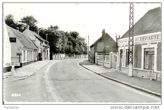 62.  OYE-PLAGE..  ENTREE DU VILLAGE.  DEVANTURE MAGASIN  "MACHINES AGRICOLES DEHARTE". PHARMACIE.  PUB BYRRH. - Oye Plage