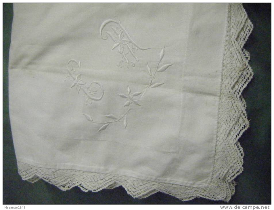 Taie D'oreiller- 64.5 X58 Cm Sans Compter La Dentelle Monogramme CM Broderie Main- - Autres & Non Classés