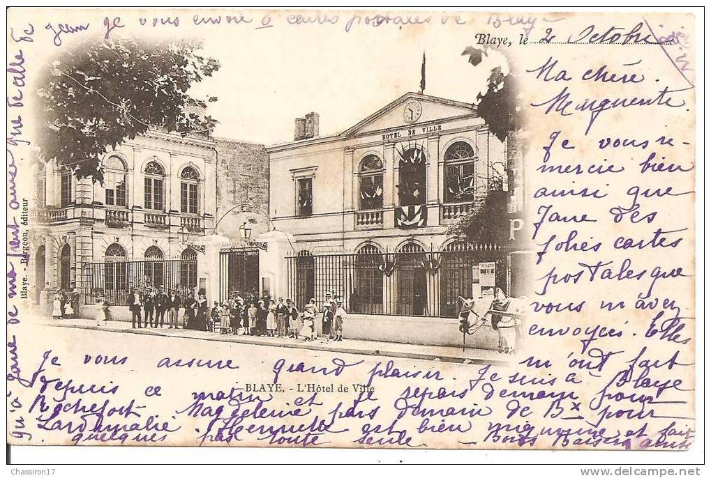 33 - BLAYE  -   L´  Hôtel De Ville - Cliché Réduit - Animée  Groupe De Personnes Devant Le Batiment Pavoisé - Blaye