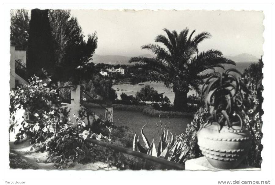 Les Issambres. Calanques. Le Village Provençal. - Les Issambres