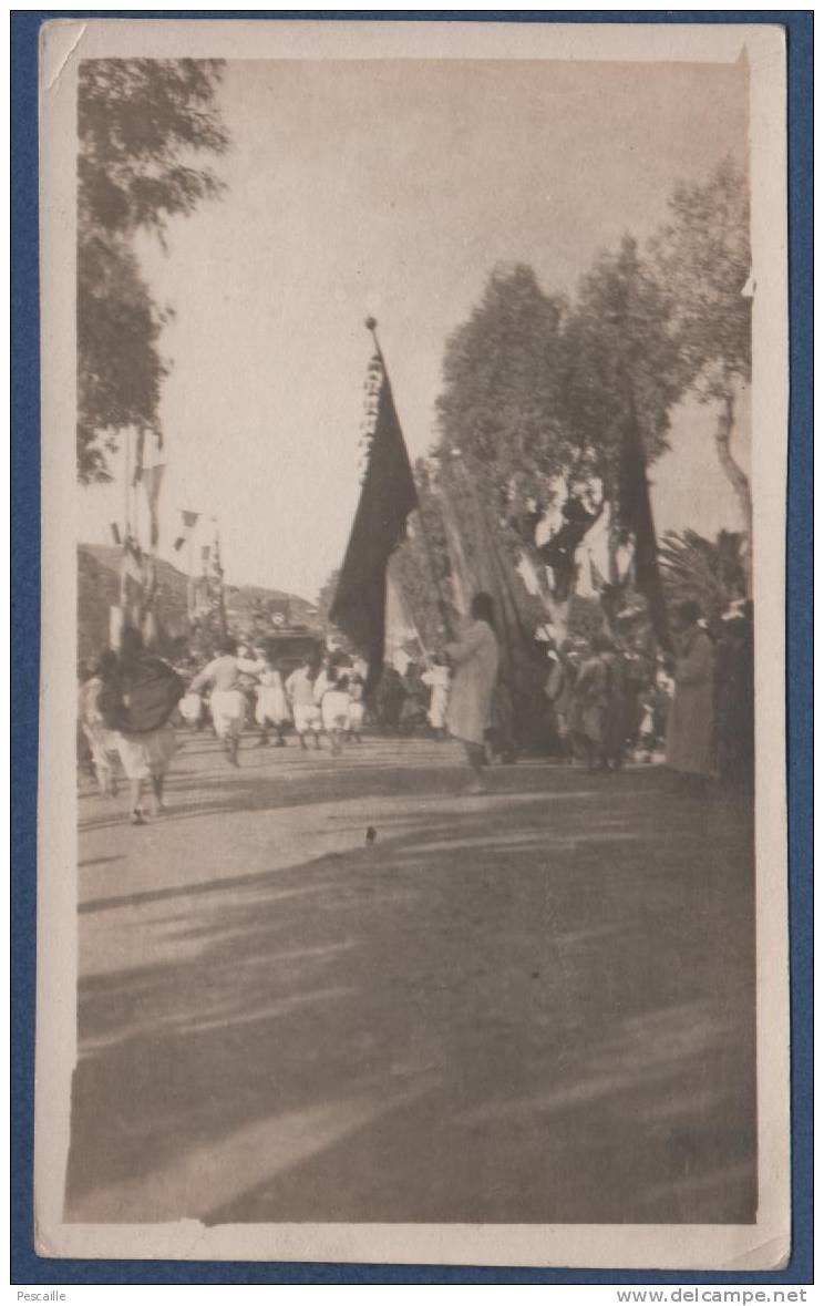 PHOTO TAILLE CPA MANIFESTATION ? - AFRIQUE DU NORD ? - ANIMATION DRAPEAUX - A LOCALISER - Evènements