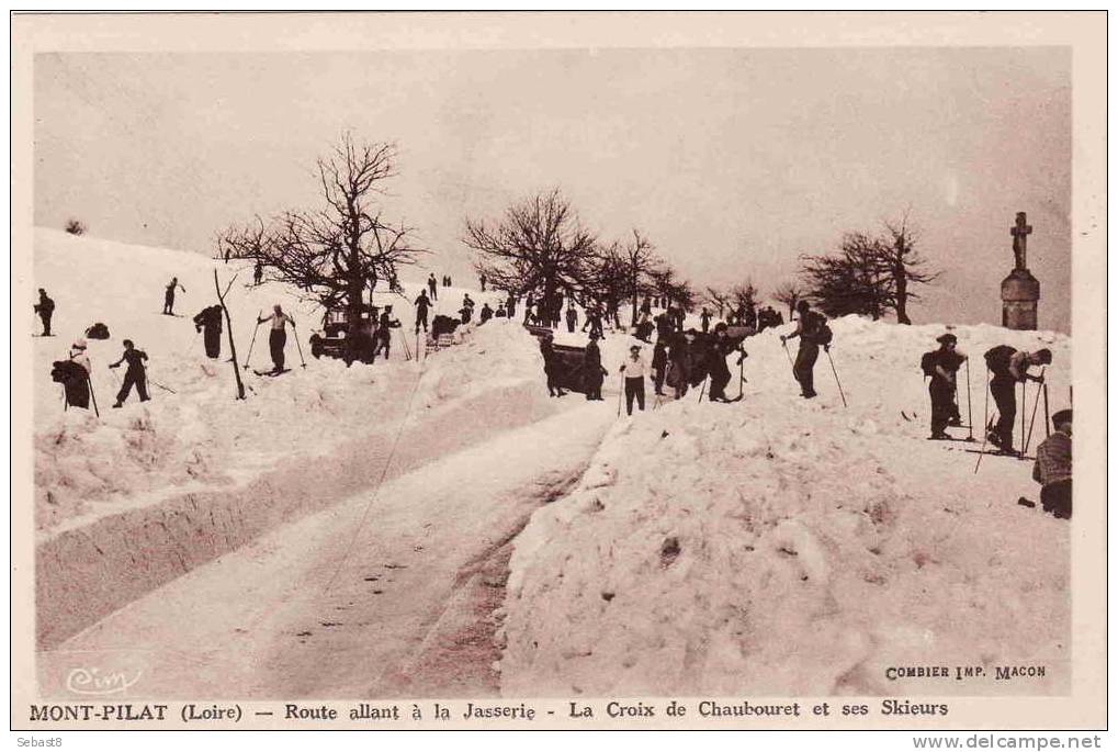 LE MONT PILAT ROUTE ALLANT A LA JASSERIE LA CROIX CHAUBOURET ET SES SKIEURS - Mont Pilat