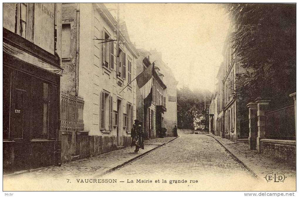 CPA   (  92) VAUCRESSON La Mairie Et La Grande Rue - Vaucresson