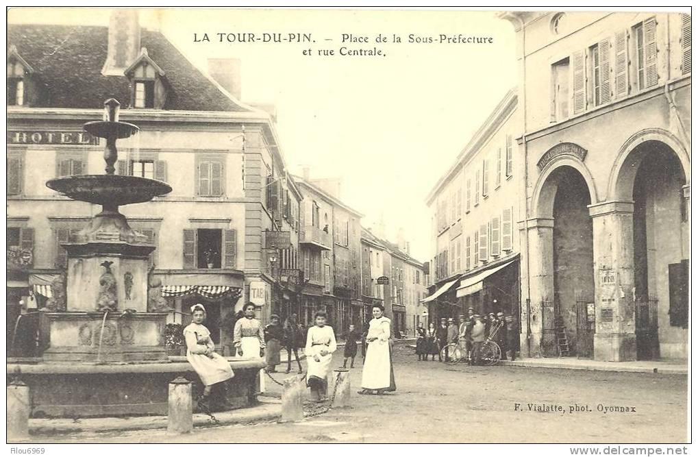 RARE CARTE POSTALE  LA TOUR DU PIN  PLACE DE LA SOUS PREFECTURE - La Tour-du-Pin