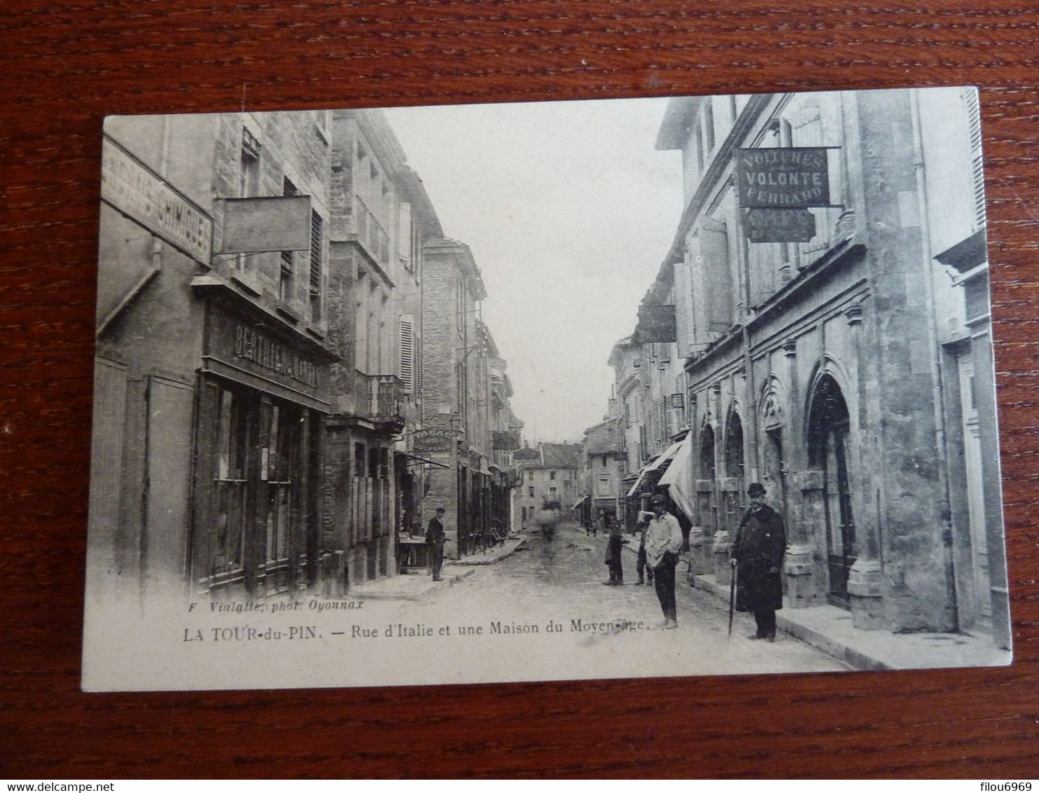 RARE CARTE POSTALE  LA TOUR DU PIN  RUE D ITALIE ET UNE MAISON DU MOYEN AGE - La Tour-du-Pin