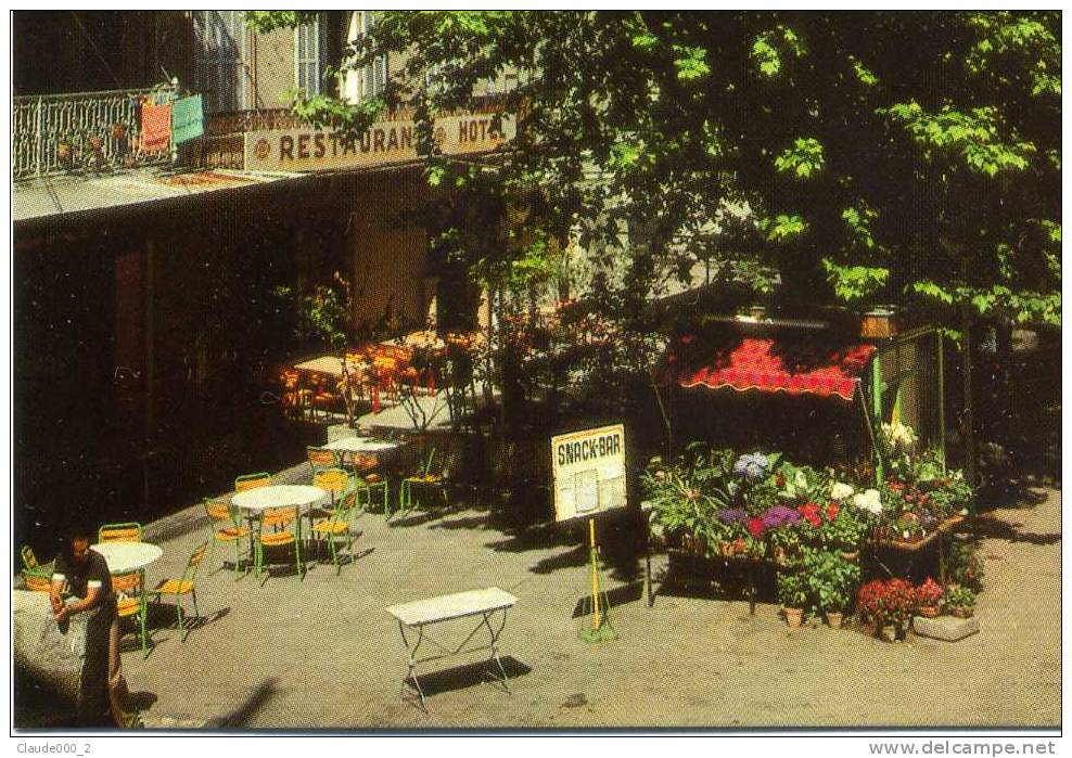 SOLLIES - PONT . Le Restaurant Au Centre Ville Animée   .Voir Recto Verso  (B207) - Sollies Pont