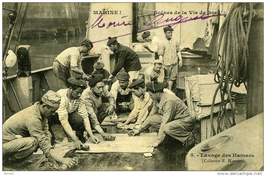 BATEAU DE GUERRE . MARINE  SCENES DE LA VIE DE BORD .  LAVAGE DES HAMACS . - Guerre