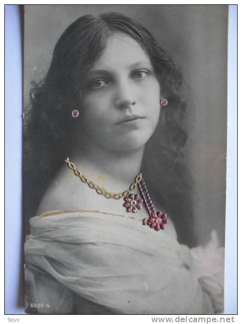 Belle Femme Avec Pendentif Bijou Et Boucle Oreilles Collage Sur Photo - Autres & Non Classés