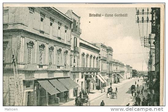 ITALIE-ref 469- Brindisi - Corso Garibaldi   - Carte Bon Etat - - Brindisi