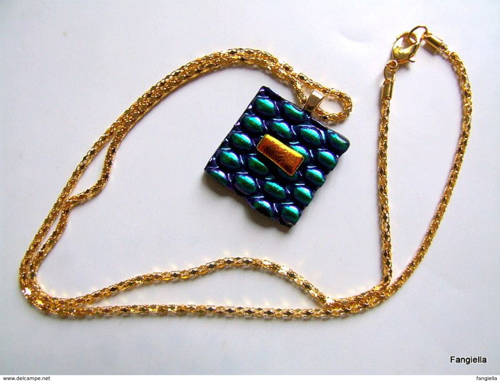 Collier Pendentif En Verre Dichroic Fusing Bleu Turquoise Sur Noir Bélière Dorée Et Chaine Très Originale Plaquée Or - Halsketten