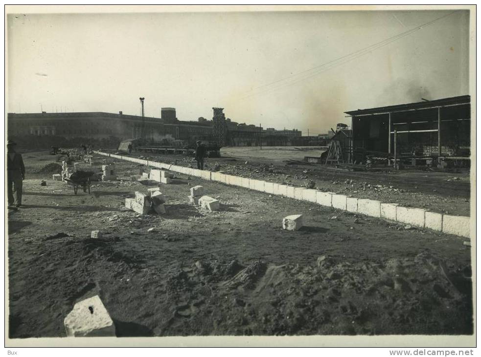 BARI RICOSTRUZIONE DEL PORTO NUOVA RECINZIONE LA VECCHIA  DEMOLITA DAGLI ALLEATI   FOTO DEL FOTOGRAFO CAV. M. FICARELLI - Places