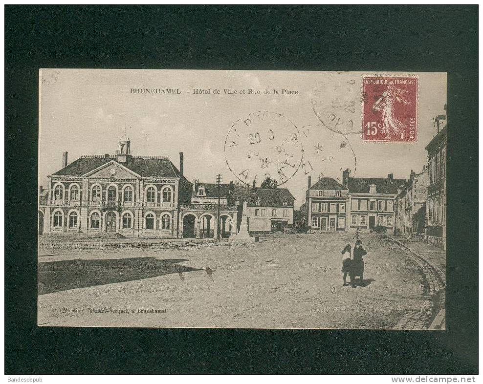 Brunehamel ( Aisne 02) - Hôtel De Ville Et Rue De La Place ( Coll. Talamas Berquet ) - Autres & Non Classés