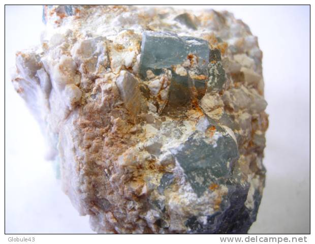 BOULE DE QUARTZ BLANC AVEC CUBE DE FLUORINE 7 X 5,5 Cm MARSANGES - Mineralen