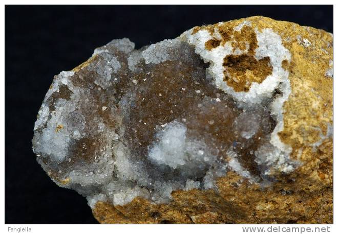 Calcite Bleutée D´Auvergne - Les Bois De La Comté, Vic-le-Comte (63) - Env. 6,2 X 3,8 X 2,8 Cm - Minerals