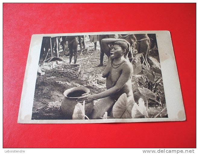 CPA ETHNIQUES & CULTURES  AFRIQUE EQUATORIALE FRANCAISE OUBANGUI CHARI FEMME BOUDOU DEVANT L´URNE FUNERAIRE DE SON MARI - Zonder Classificatie