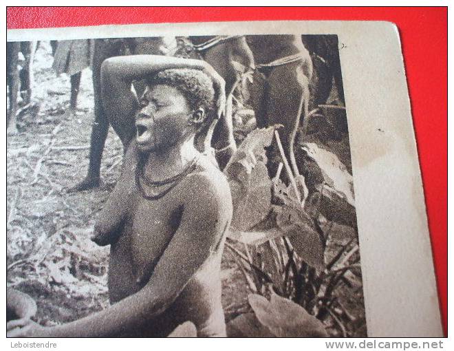 CPA ETHNIQUES & CULTURES  AFRIQUE EQUATORIALE FRANCAISE OUBANGUI CHARI FEMME BOUDOU DEVANT L´URNE FUNERAIRE DE SON MARI - Zonder Classificatie