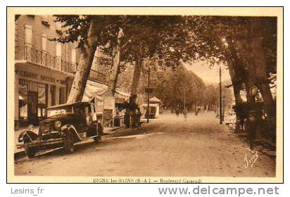 CPA - DIGNE LES BAINS - BOULEVARD GASSENDI - IMO - ANIMEE - VOITURE - LIBRAIRIE PAPETERIE SIVAN - BUREAU DU SYNDICAT D'I - Digne