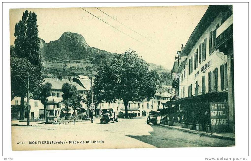 73 - La Place De La Liberté De MOUTIERS - Moutiers