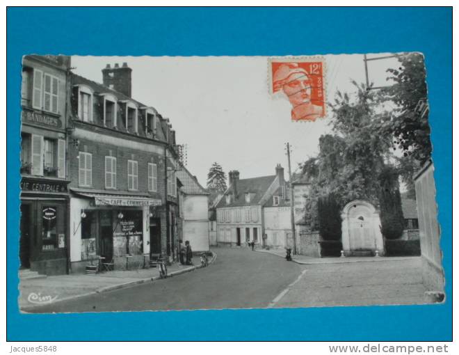 60) Chaumont En Vexin - Café Du Commerce  Rue De L'hotel De Ville - Le Monument Aux Morts  - Année   - EDIT  Cim - Chaumont En Vexin