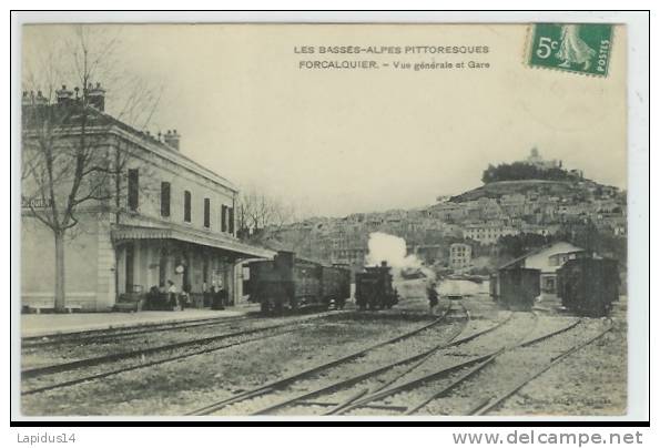 J 601 /CPA      FORCALQUIER  (04)  VUE GENERALE ET  LA GARE - Forcalquier