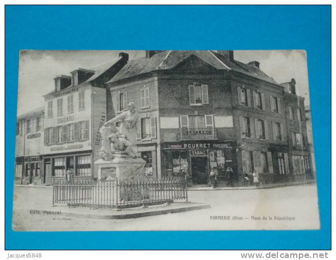 60) Formerie - Place De La République  - Café De Normandie - Librairie-papeterie  P.CURRET - Année 1916 - EDIT  Pourret - Formerie