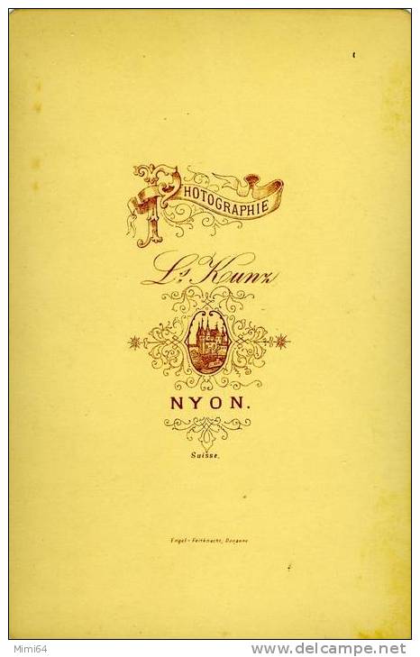 NYON .  PHOTO DE LOUIS KUNZ. COLLEE SUR SUPORT CARTON . ANNEE 1885 ENVIRON . DIMENSION 10 Cm X 14 Cm . - Port