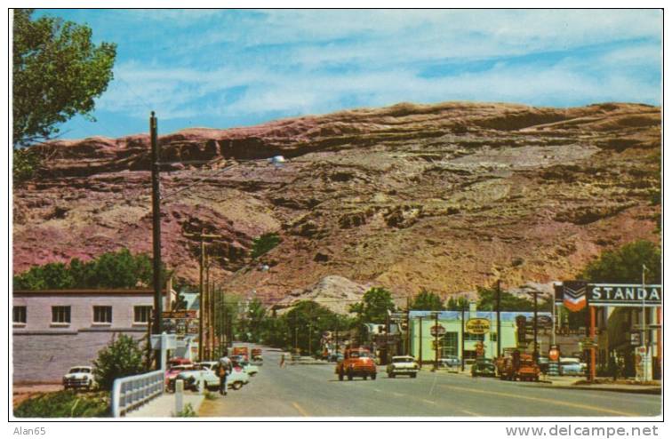 Moab Utah 1950s Vintage Chrome Postcard Street Scene, Chevron Gas Station, Autos And Trucks - Otros & Sin Clasificación