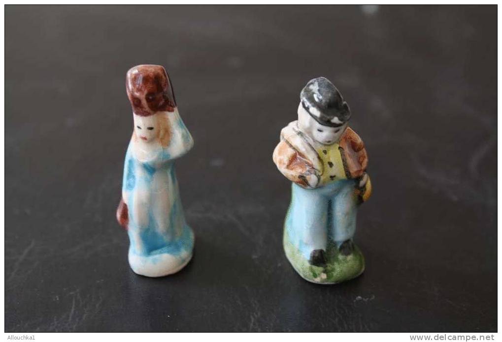 2 FEVES -FIGURINES - PETITS OBJETS DE VITRINE OU DECORATION POUR LA CRECHE -COUPLE - Santons