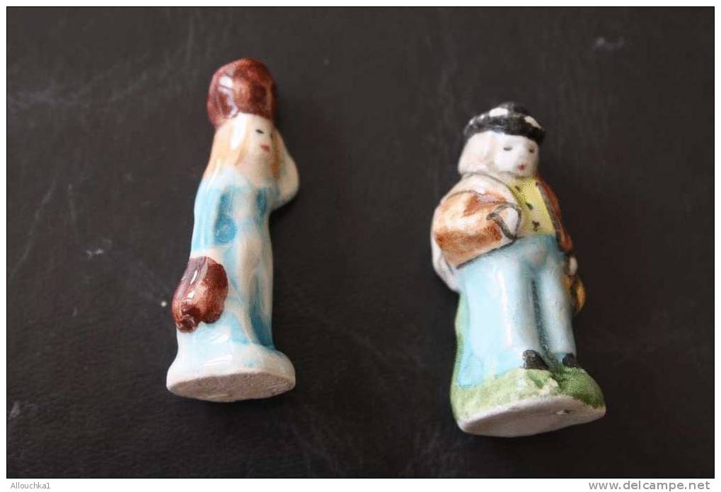 2 FEVES -FIGURINES - PETITS OBJETS DE VITRINE OU DECORATION POUR LA CRECHE -COUPLE - Santini