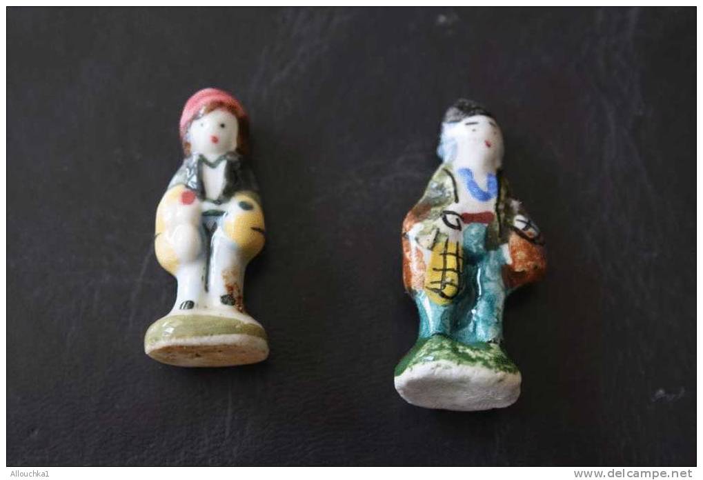 2 FEVES -FIGURINES - PETITS OBJETS DE VITRINE OU DECORATION POUR LA CRECHE -COUPLE - Santons