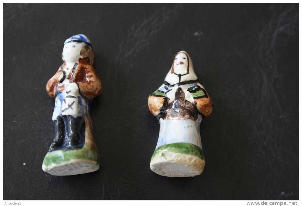 2 FEVES -FIGURINES - PETITS OBJETS DE VITRINE OU DECORATION POUR LA CRECHE -COUPLE - Santons