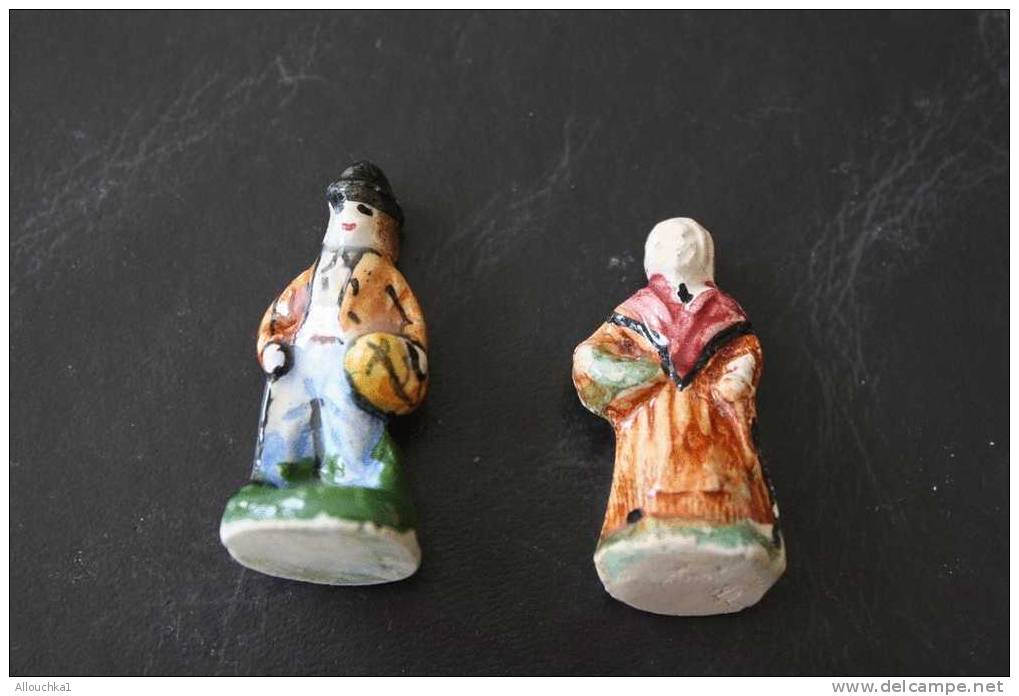 2 FEVES -FIGURINES - PETITS OBJETS DE VITRINE OU DECORATION POUR LA CRECHE -COUPLE - Santini