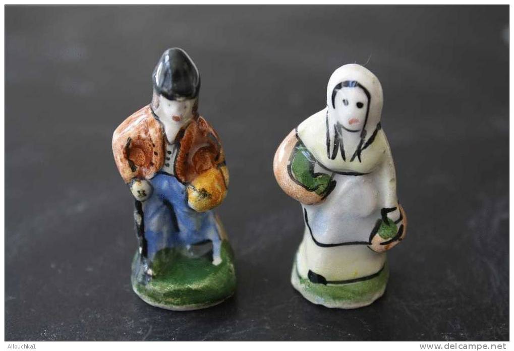 2 FEVES -FIGURINES - PETITS OBJETS DE VITRINE OU DECORATION POUR LA CRECHE -COUPLE - Santons