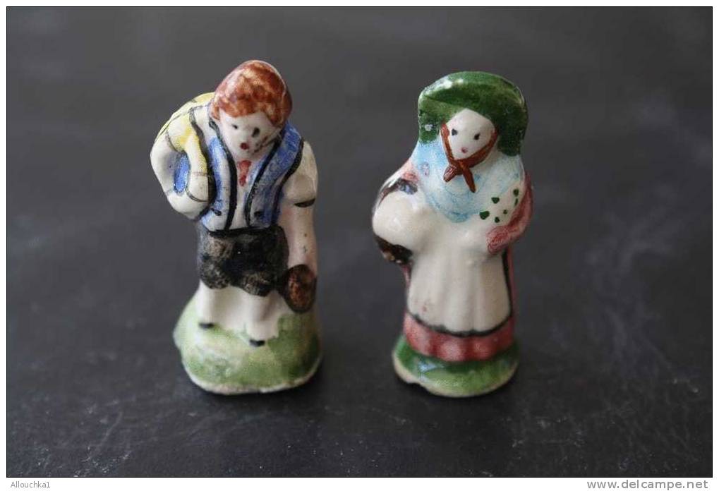 2 FEVES -FIGURINES - PETITS OBJETS DE VITRINE OU DECORATION POUR LA CRECHE -COUPLE - Santons