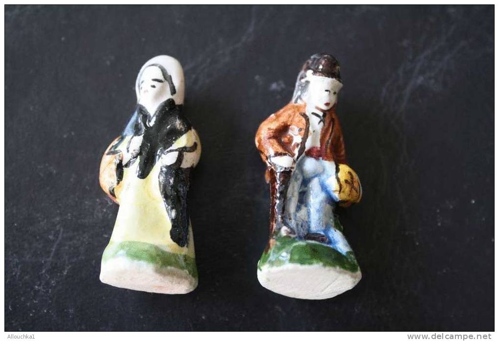 2 FEVES -FIGURINES - PETITS OBJETS DE VITRINE OU DECORATION POUR LA CRECHE -COUPLE - Santons