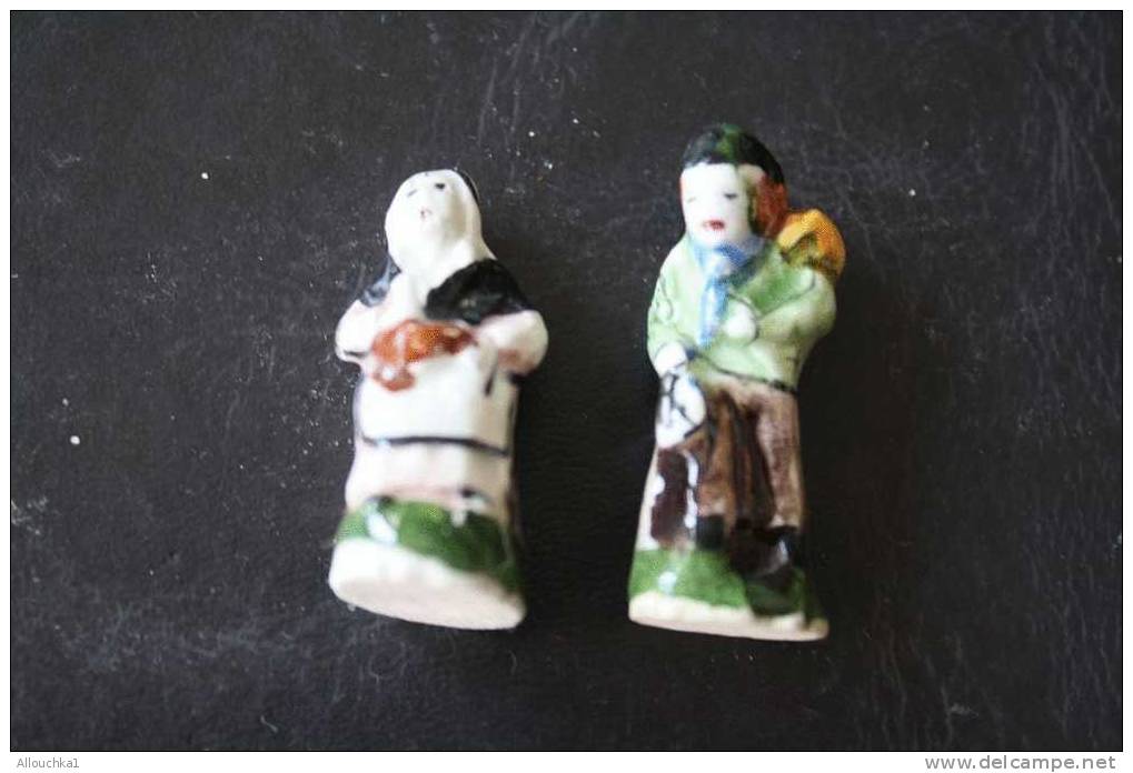 2 FEVES -FIGURINES - PETITS OBJETS DE VITRINE OU DECORATION POUR LA CRECHE -COUPLE - Santons