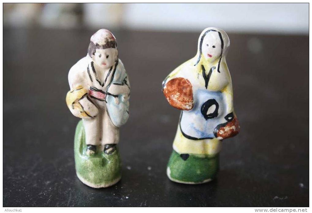 2 FEVES -FIGURINES - PETITS OBJETS DE VITRINE OU DECORATION POUR LA CRECHE -COUPLE - Santons