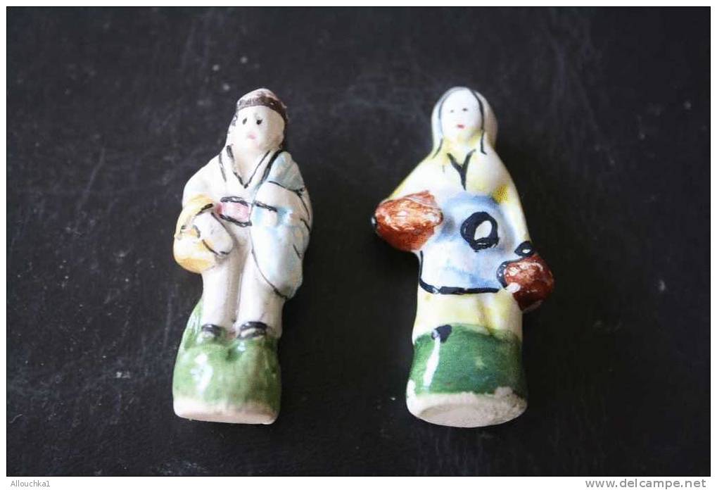 2 FEVES -FIGURINES - PETITS OBJETS DE VITRINE OU DECORATION POUR LA CRECHE -COUPLE - Santons