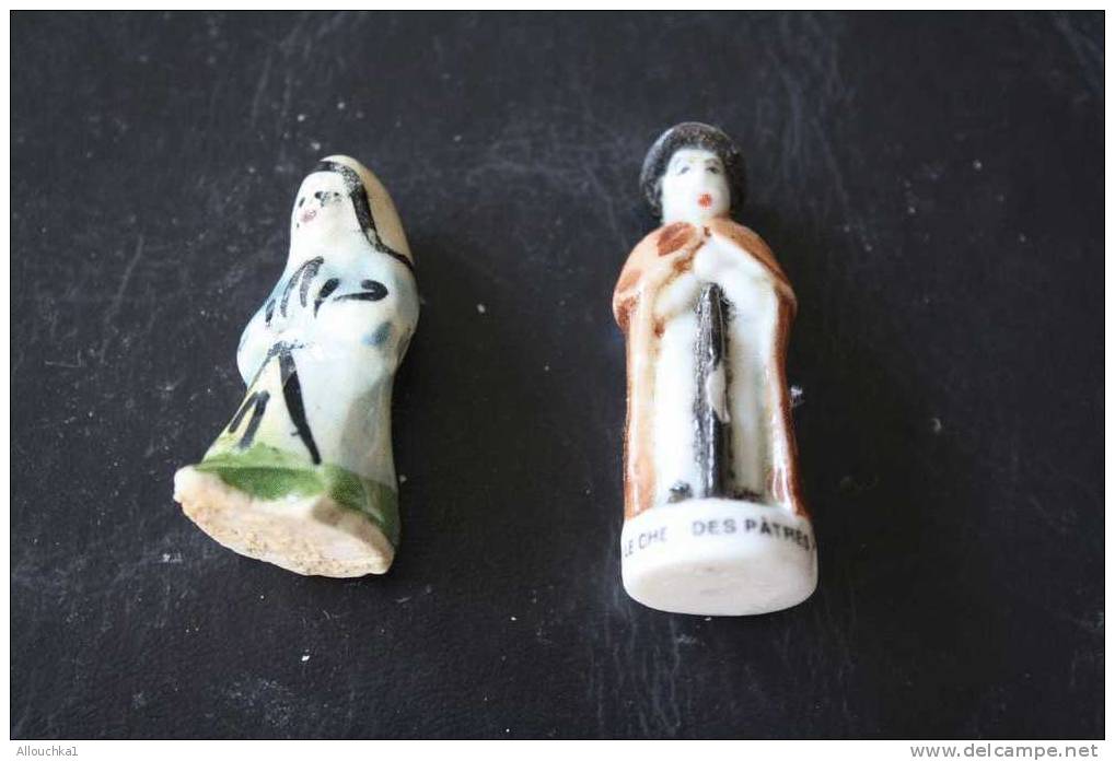 2 FEVES -FIGURINES - PETITS OBJETS DE VITRINE OU DECORATION POUR LA CRECHE -COUPLE - Santons