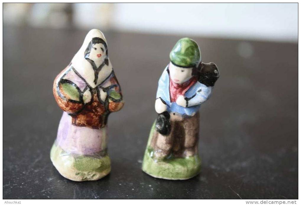 2 FEVES -FIGURINES - PETITS OBJETS DE VITRINE OU DECORATION POUR LA CRECHE -COUPLE - Santini