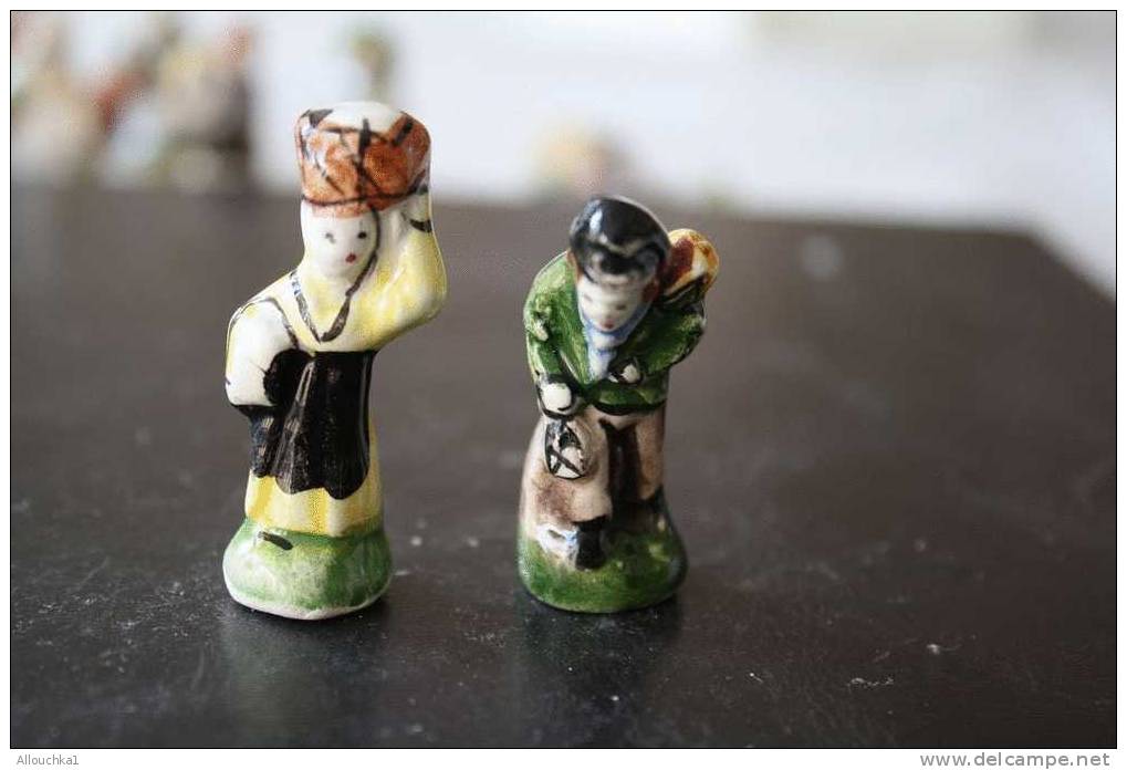 2 FEVES -FIGURINES - PETITS OBJETS DE VITRINE OU DECORATION POUR LA CRECHE -COUPLE - Santons