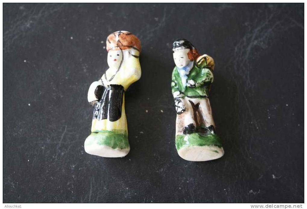 2 FEVES -FIGURINES - PETITS OBJETS DE VITRINE OU DECORATION POUR LA CRECHE -COUPLE - Santini