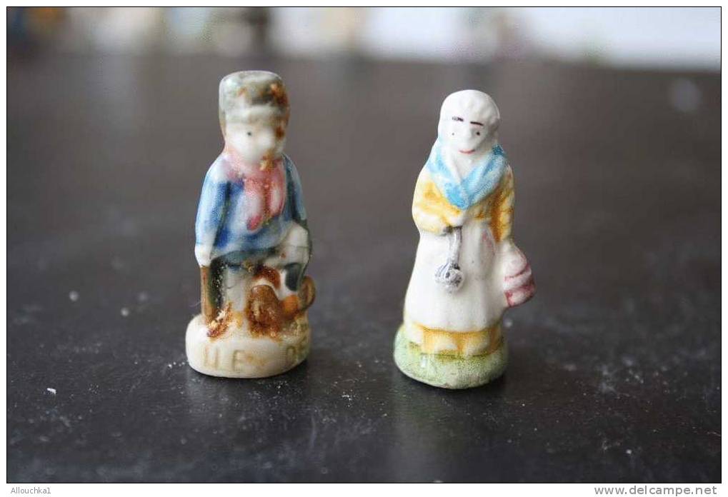 2 FEVES -FIGURINES - PETITS OBJETS DE VITRINE OU DECORATION POUR LA CRECHE -COUPLE - Santons