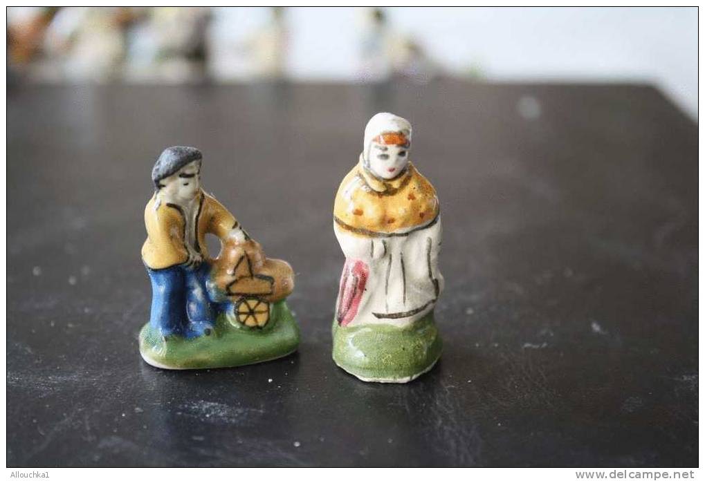 2 FEVES -FIGURINES - PETITS OBJETS DE VITRINE OU DECORATION POUR LA CRECHE -COUPLE - Santons