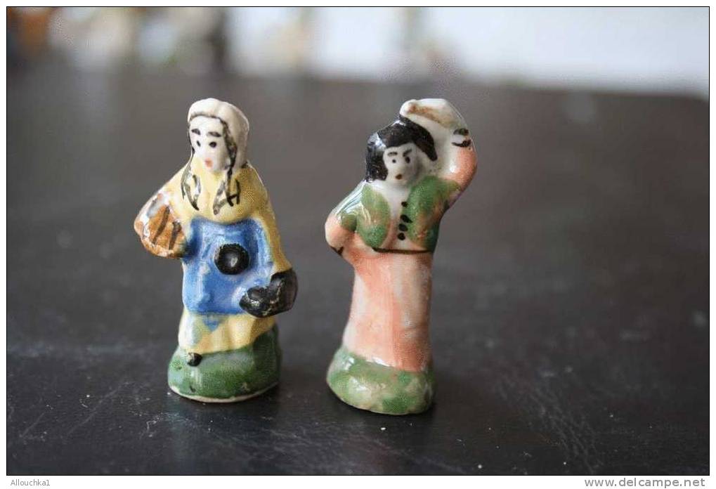 2 FEVES -FIGURINES - PETITS OBJETS DE VITRINE OU DECORATION POUR LA CRECHE -COUPLE - Santons