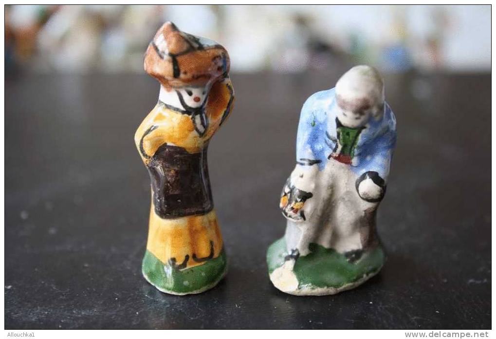 2 FEVES -FIGURINES - PETITS OBJETS DE VITRINE OU DECORATION POUR LA CRECHE -COUPLE - Santons